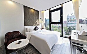 尊贵客房 | 迷你吧、办公桌、隔音、免费 WiFi