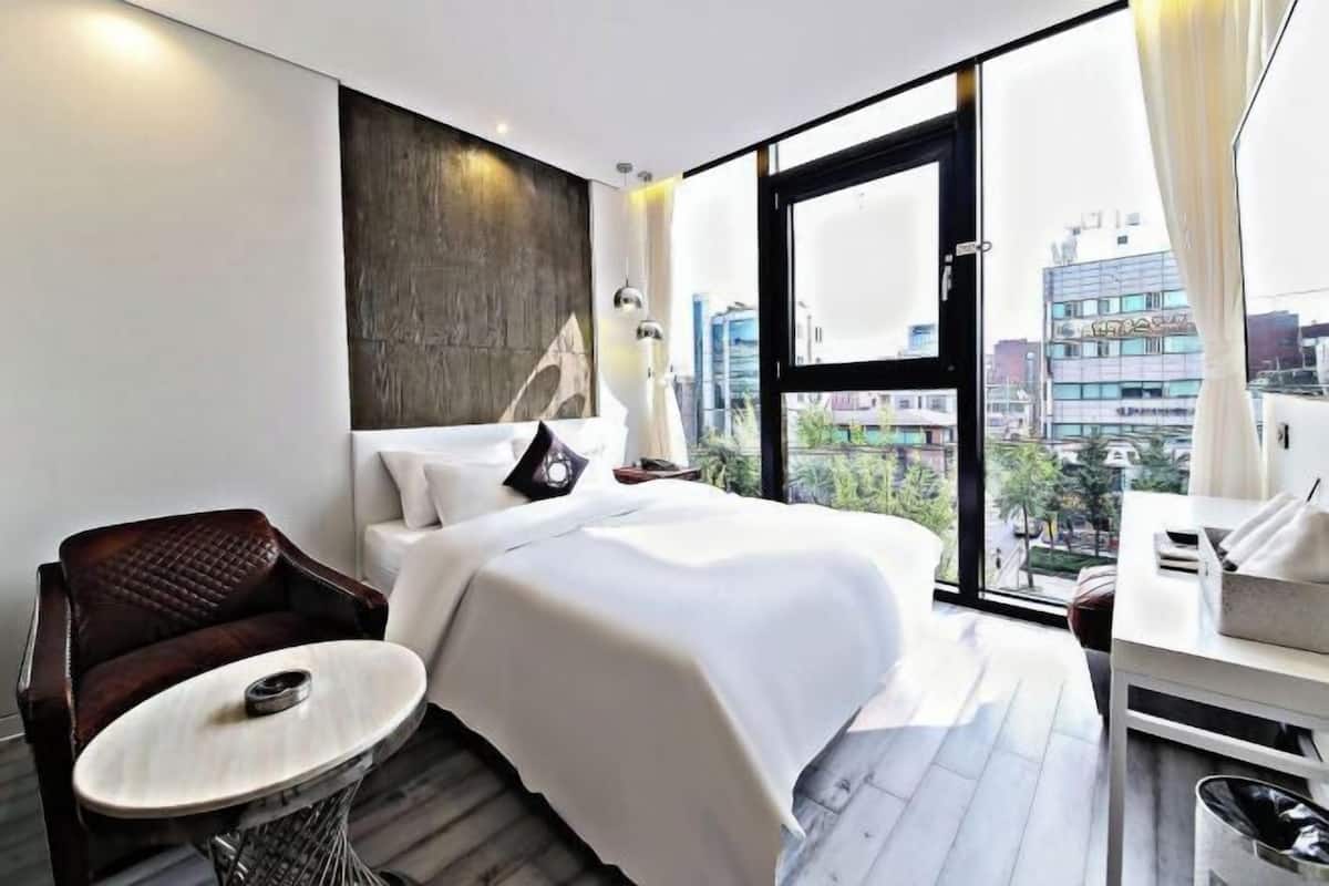 Minibar, escritorio, insonorización y wifi gratis