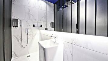 Deluxe Room | Bathroom