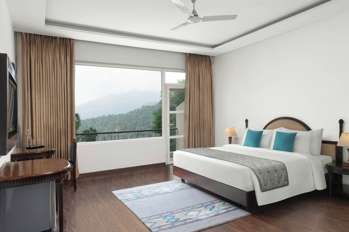 Room, 1 King Bed, Non Smoking | In-room safe, desk, soundproofing, iron/ironing board