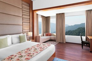 Suite Classic, 1 letto king, vista montagna | Una cassaforte in camera, una scrivania, insonorizzazione