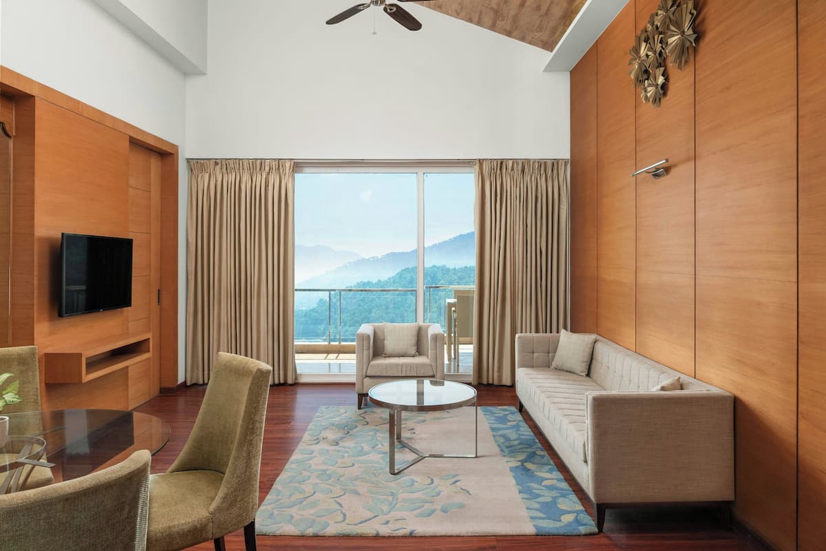 Classic Suite, 1 King Bed, Non Smoking, Mountain View | Living room | TV