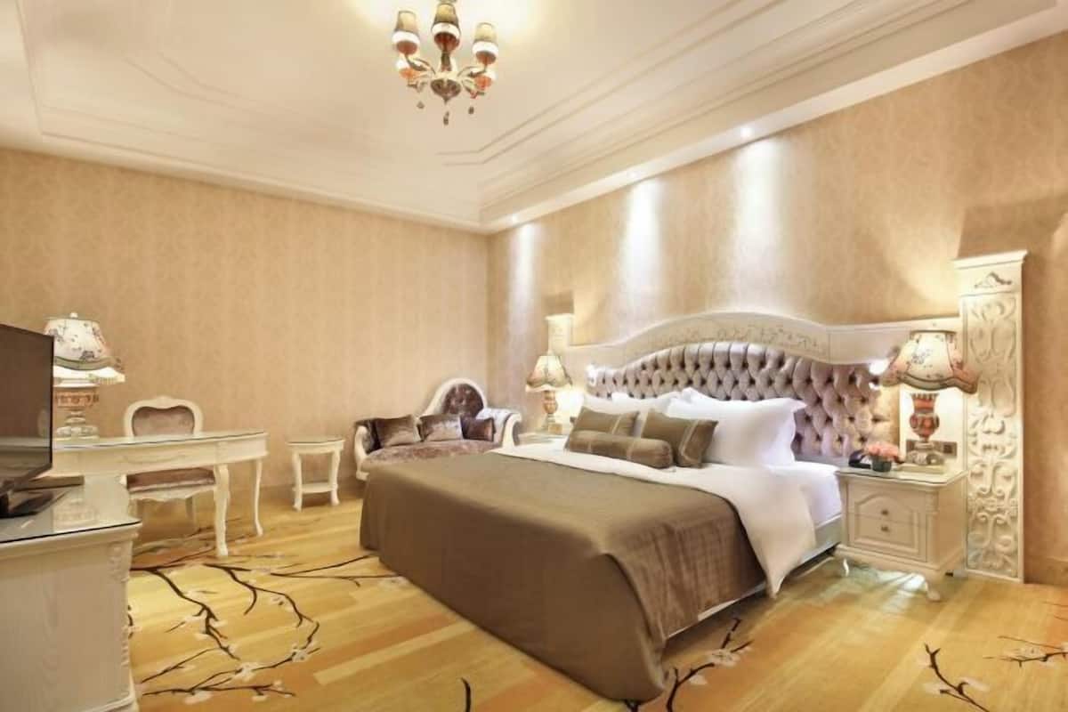 In-room safe, desk, laptop workspace, blackout curtains