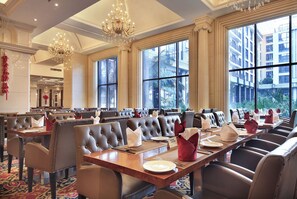 2 restaurants, breakfast served