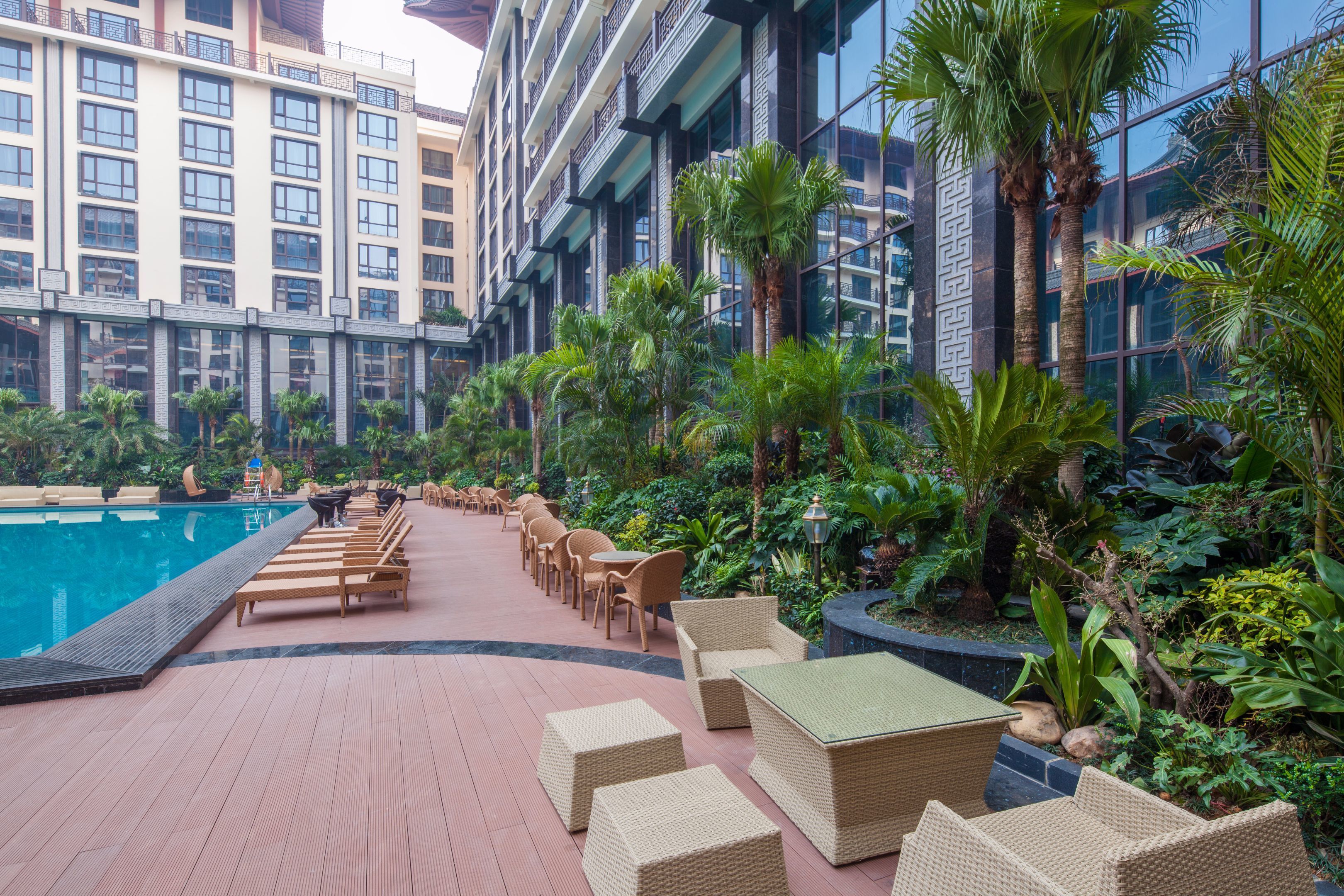 室内游泳池，室外游泳池