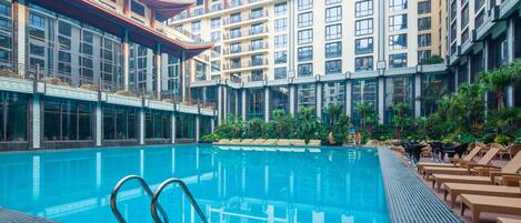 Kolam renang tertutup, kolam renang terbuka