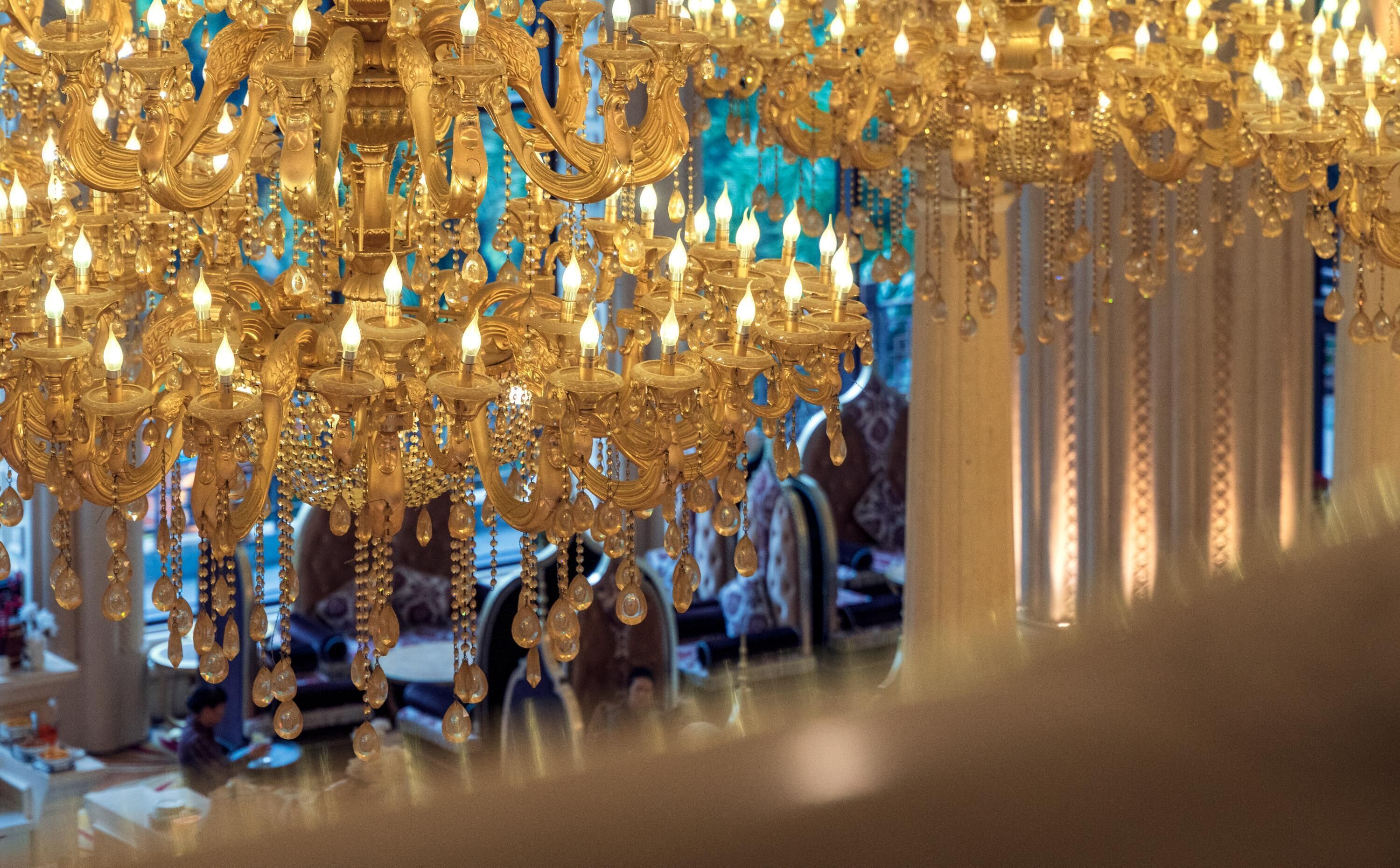 Un candelabro con múltiples luces y cristales colgantes.