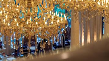 Un candelabro con múltiples luces y cristales colgantes.
