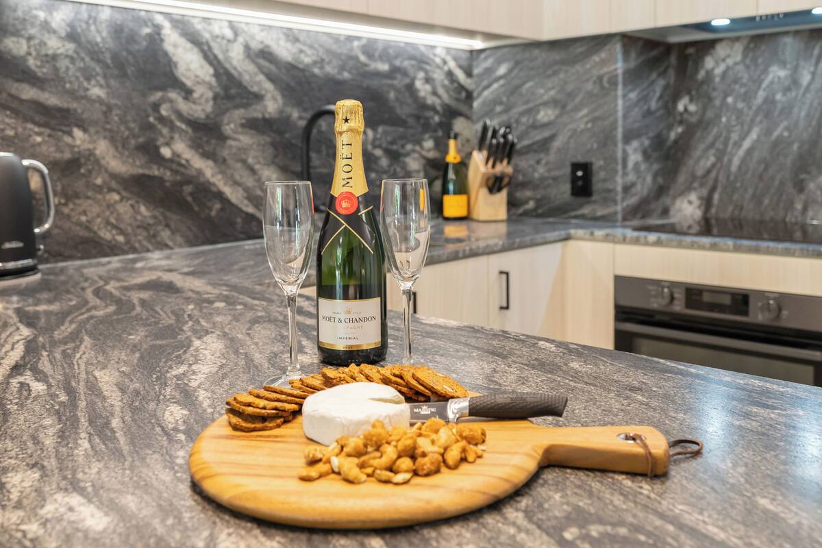 fridge, coffee/tea maker, electric kettle