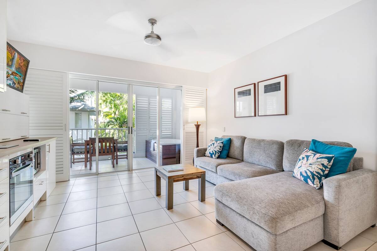 gardenview one bedroom apartment with private rooftop spa | living area | flat-screen tv