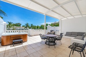 Premium bedding, memory foam beds, individually decorated - Elysium Private Apartments at The Beach Club (Palm Cove)