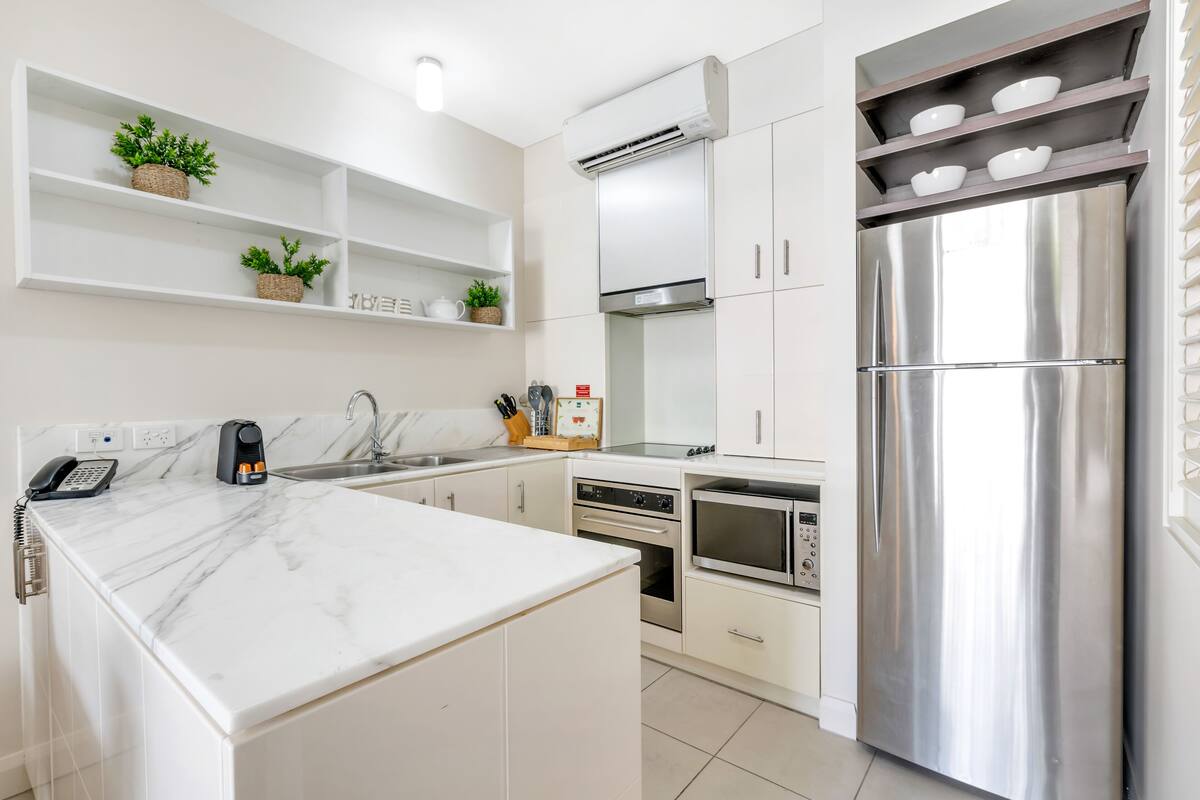 fridge, coffee/tea maker, electric kettle