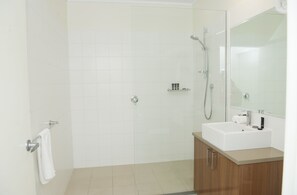 Family Junior Suite | Bathroom | Shower, free toiletries, towels - The Griff Motel (Griffith)