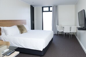 Premium bedding, minibar, desk, iron/ironing board - The Griff Motel (Griffith)