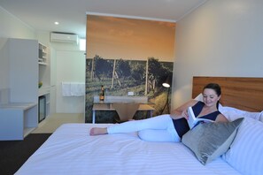 Premium bedding, minibar, desk, iron/ironing board - The Griff Motel (Griffith)