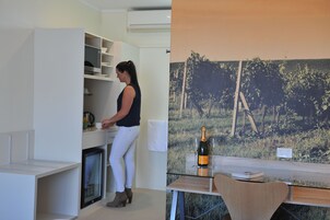 Roupas de cama premium, frigobar, escrivaninha