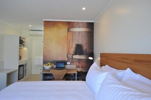 Premium bedding, minibar, desk, iron/ironing board - The Griff Motel (Griffith)