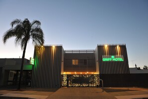 Front of property - evening/night - The Griff Motel (Griffith)
