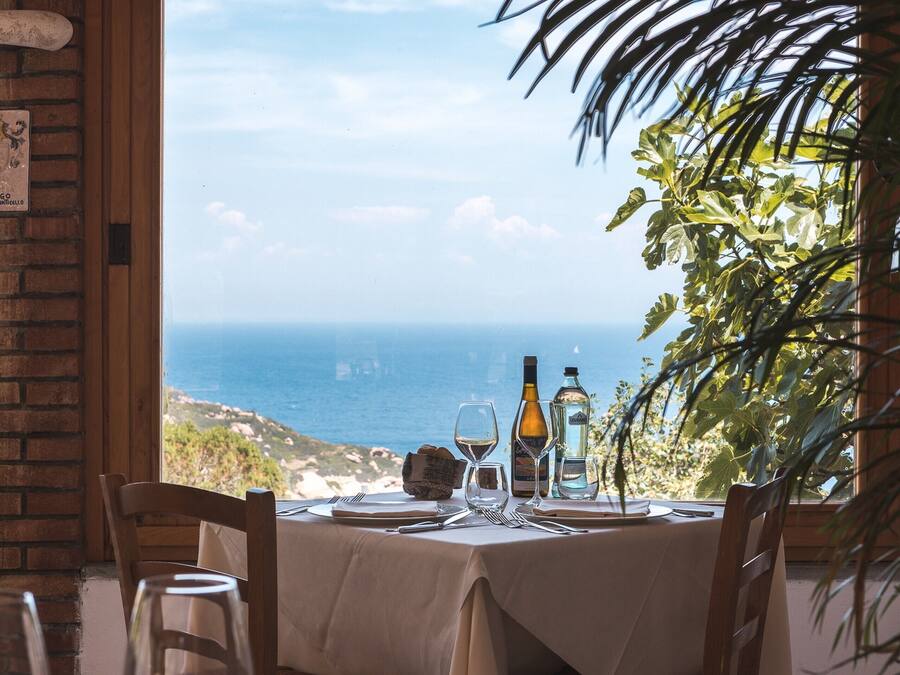 Der serveres morgenmad, aftensmad og regionale retter