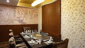 2 restaurants, breakfast served