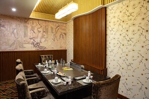 2 restaurants, breakfast served - Guilin Bravo Hotel Grand Wing (Guilin)
