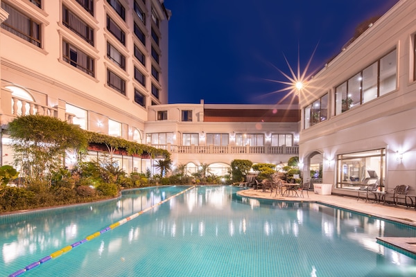 Una piscina al aire libre