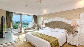 Suite Deluxe | Minibar, caja de seguridad en la habitación y escritorio