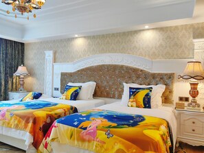 Family Room | Minibar, in-room safe, desk, laptop workspace - Guilin Bravo Hotel Grand Wing (Guilin)