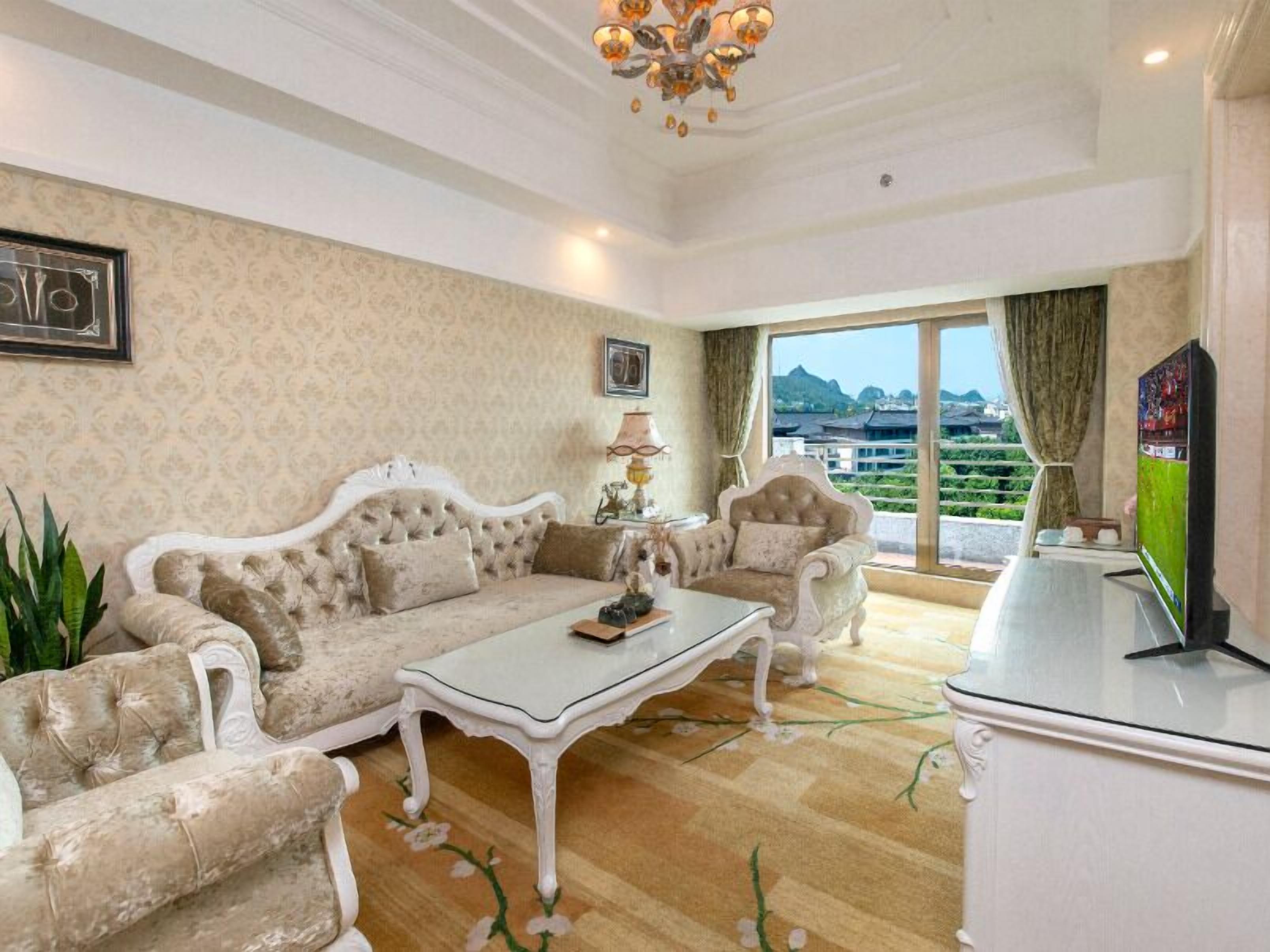 Suite Deluks | Minibar, brankas, meja kerja, dan ruang kerja ramah laptop