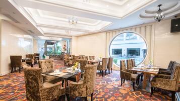 2 restoran, melayani sarapan