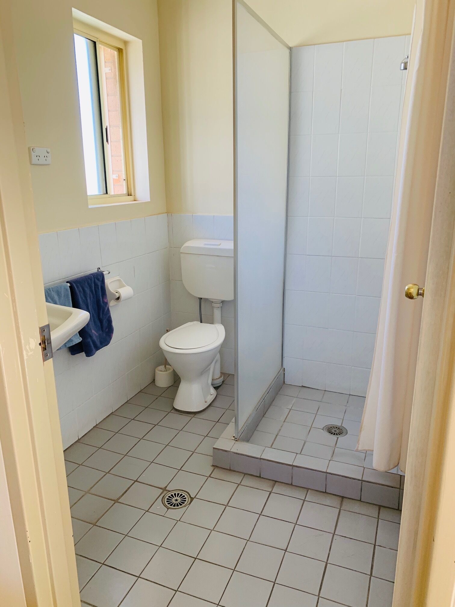 Un bagno con il water, un lavandino e una zona doccia.