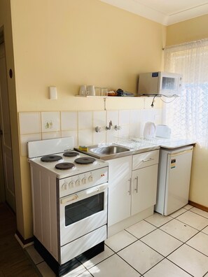 Kühlschrank, Mikrowelle, Wasserkocher, Toaster