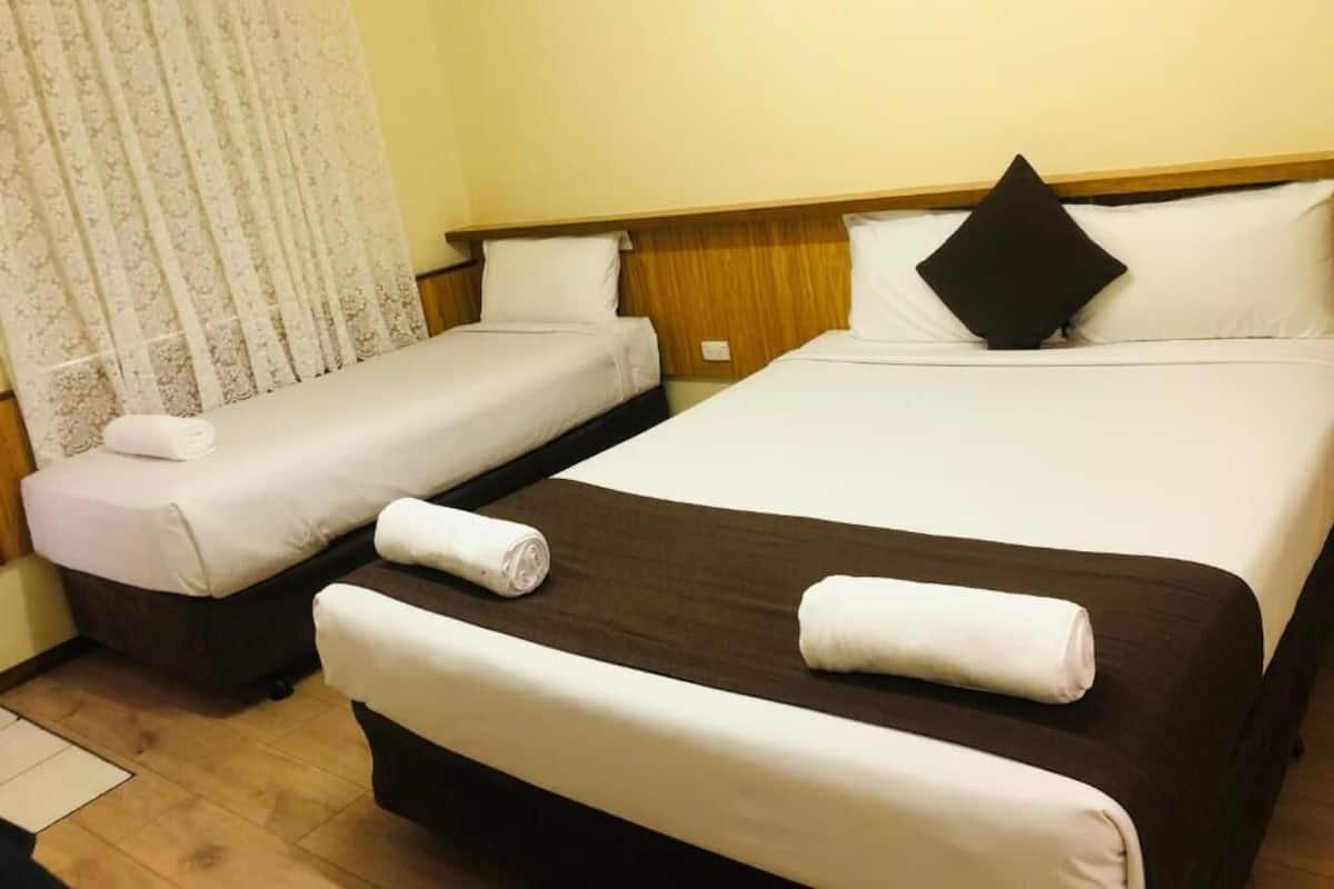 Espacio para trabajar con un portátil y cortinas opacas