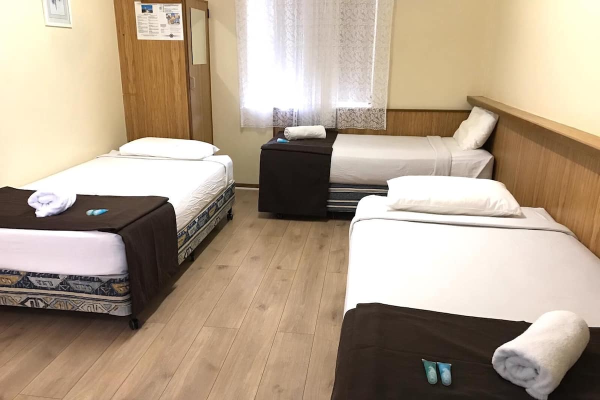 Habitación triple Confort | Espacio para trabajar con un portátil y cortinas opacas