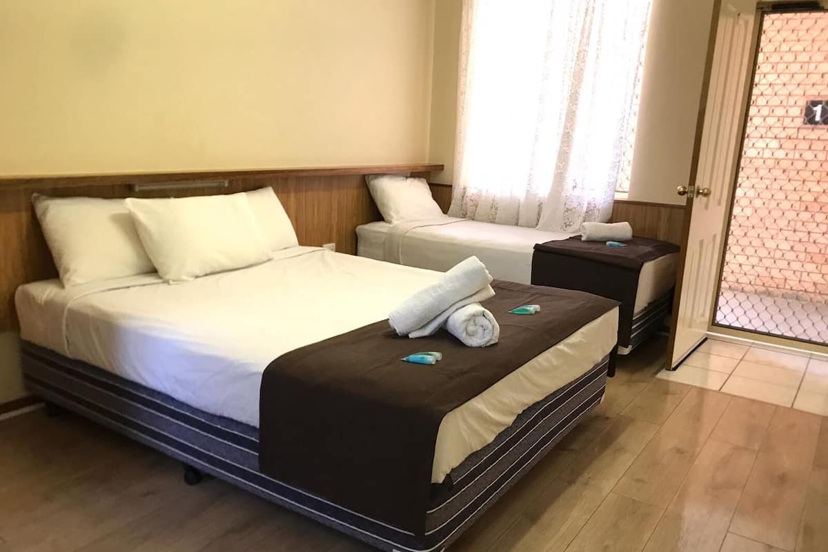 Espacio para trabajar con un portátil y cortinas opacas
