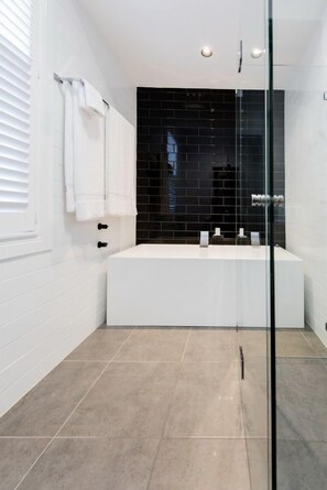 Apartment, 1 Queen Bed | Bathroom - Bespoke On Main (Rutherglen)