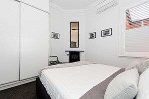 1 bedroom, premium bedding, iron/ironing board, free WiFi - Bespoke On Main (Rutherglen)