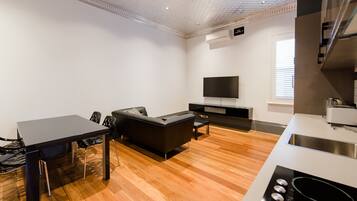 Apartemen, 1 Tempat Tidur Queen | Area keluarga | TV layar datar