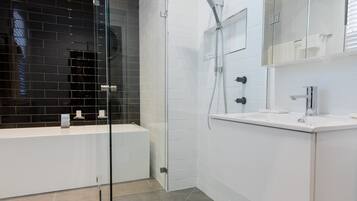 Bathtub dan shower terpisah dan perlengkapan mandi gratis