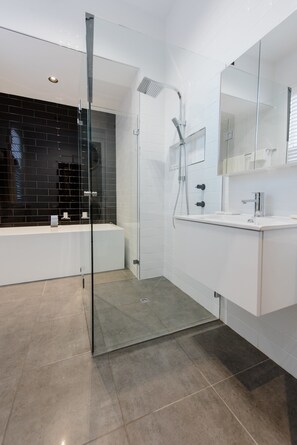 Baignoire et douche séparées, articles de toilette gratuits