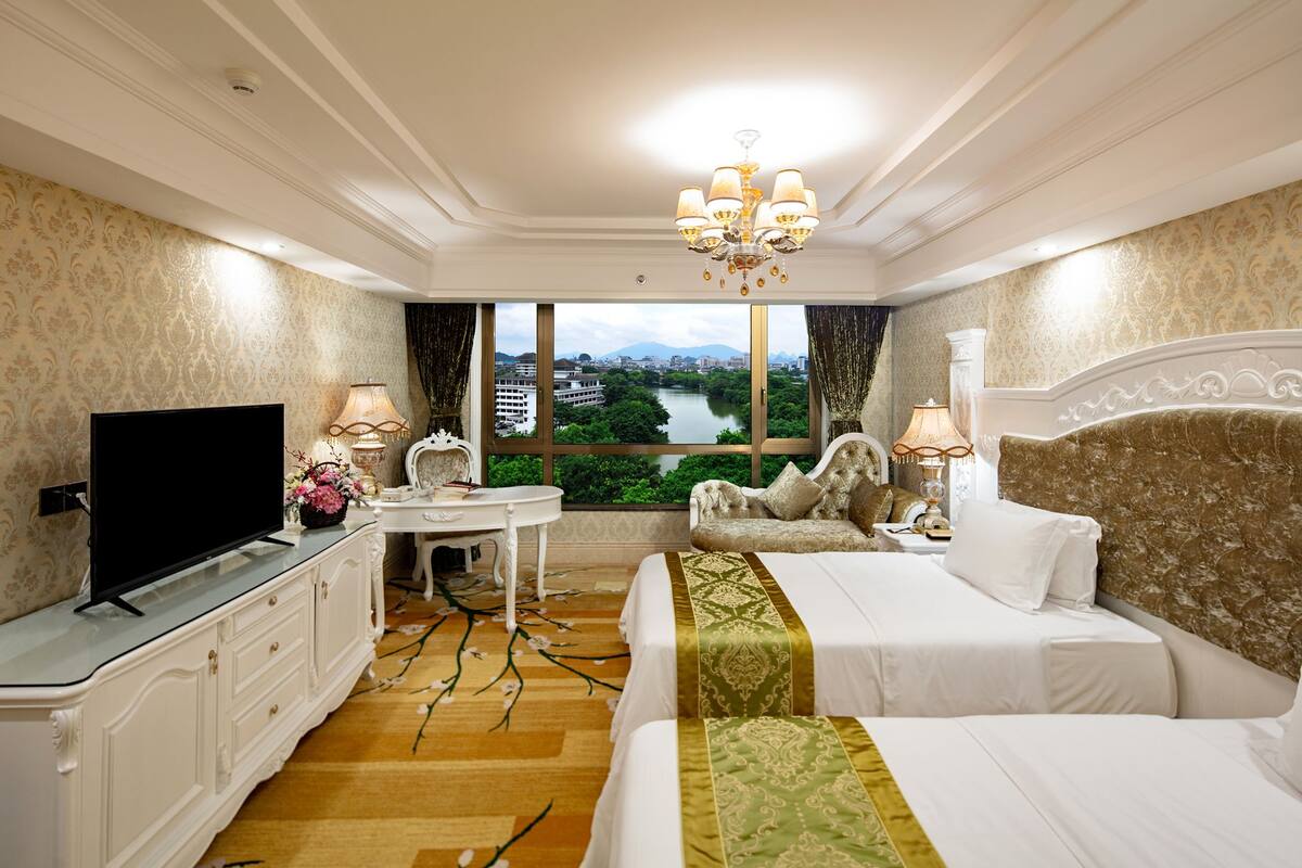 Minibar, desk, blackout drapes, WiFi (free)