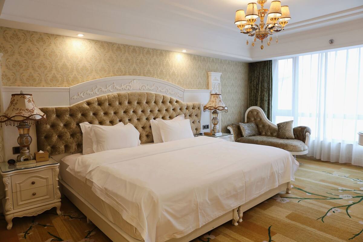 Deluxe Room, Lake View | Minibar, desk, blackout drapes, WiFi (free)