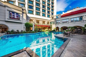 حمّام سباحة خارجي