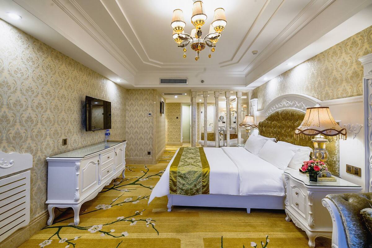 Classic Room | Minibar, desk, blackout drapes, WiFi (free)
