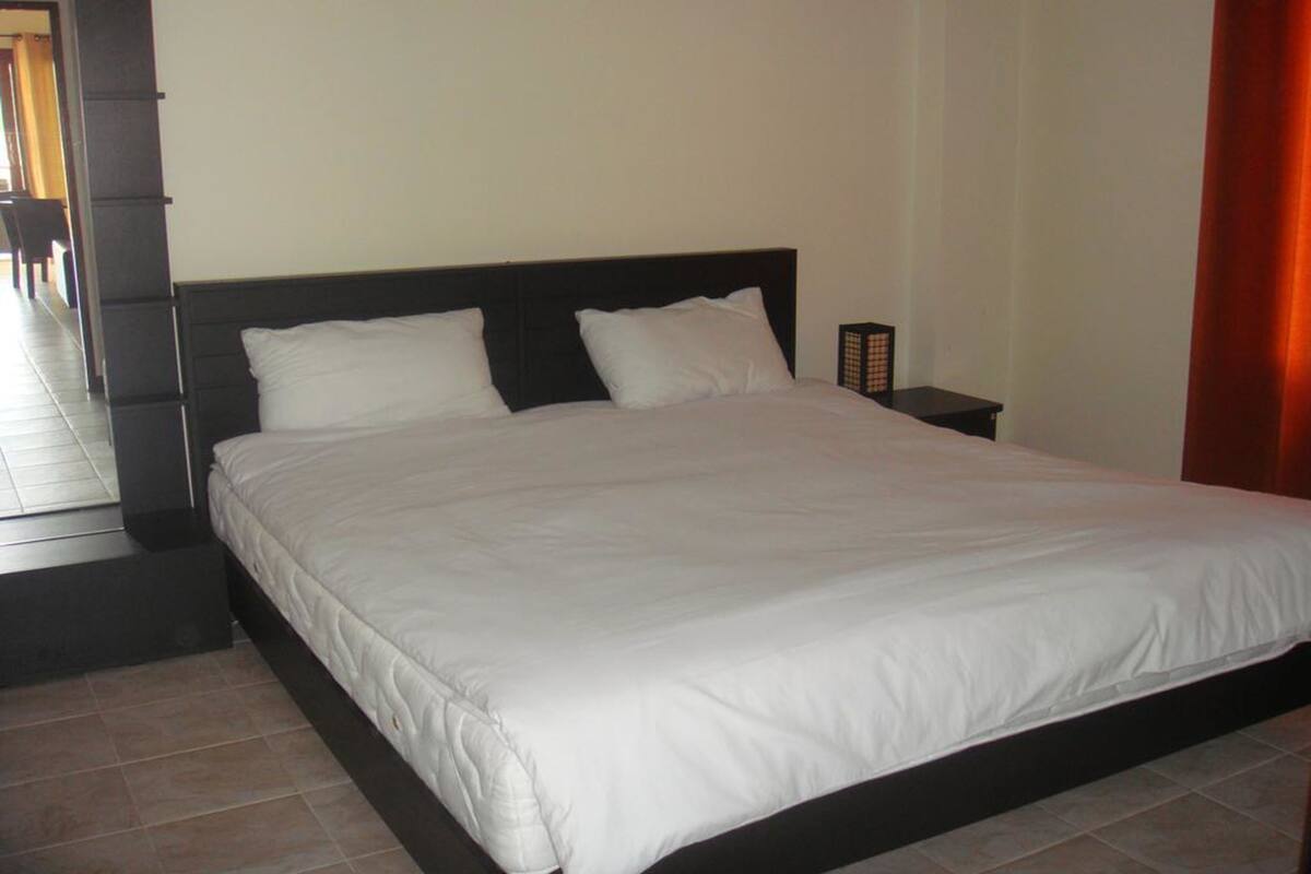 3 Bedrooms Bungalow | 1 ห้องนอน, ตู้นิรภัยในห้องพัก, โต๊ะทำงาน, ผ้าม่านกันแสง