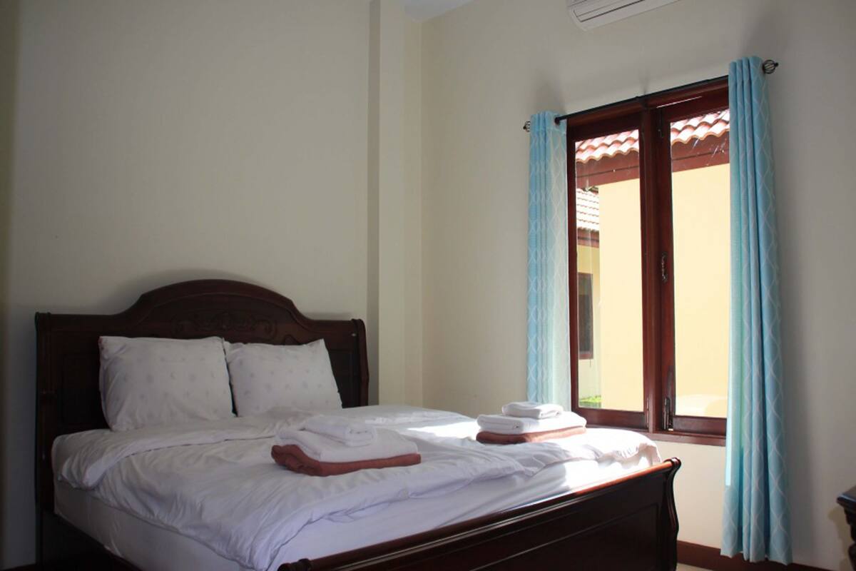 3 Bedrooms Apartment  | 1 ห้องนอน, ตู้นิรภัยในห้องพัก, โต๊ะทำงาน, ผ้าม่านกันแสง