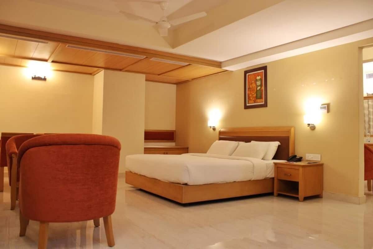 suite | in-room safe, desk, iron/ironing board, free wifi