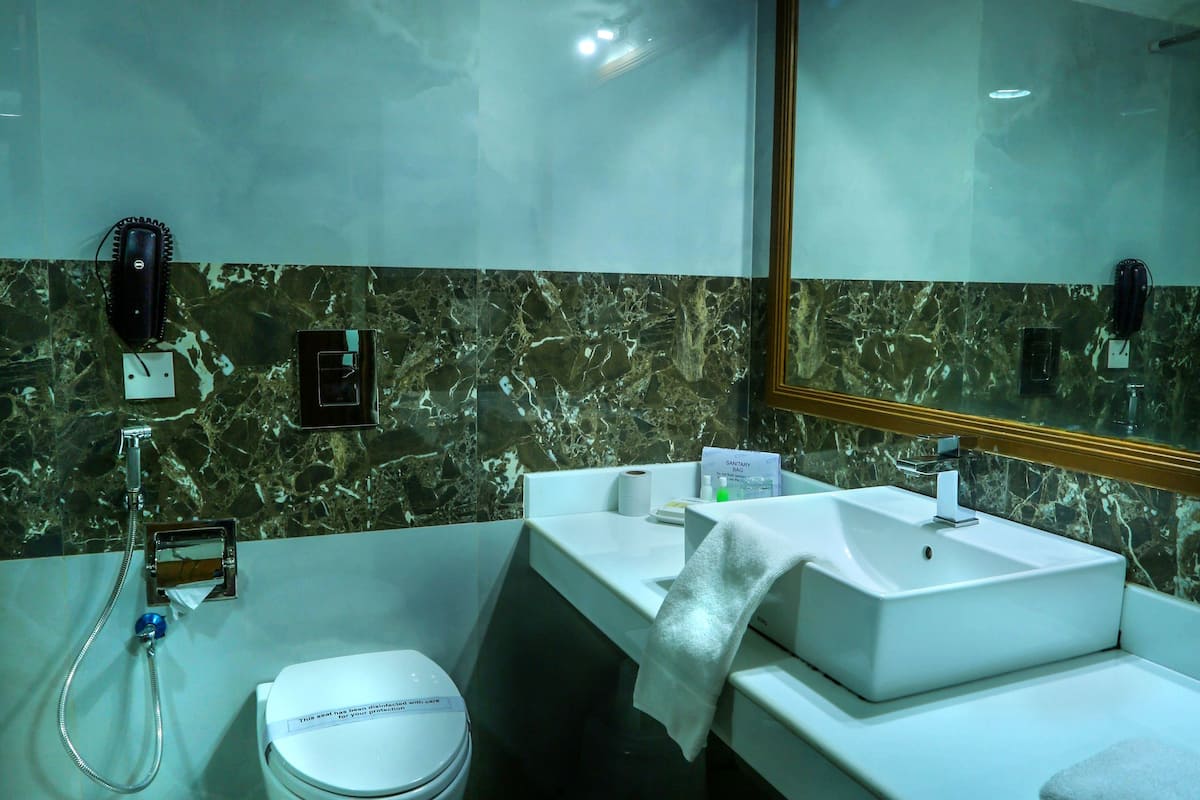 shower, free toiletries, towels