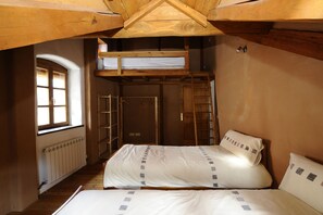 Free cots/infant beds, free WiFi
