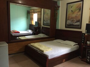 Minibar, desk, free WiFi - Nha Nghi Tham Quyen (Cam Pha)